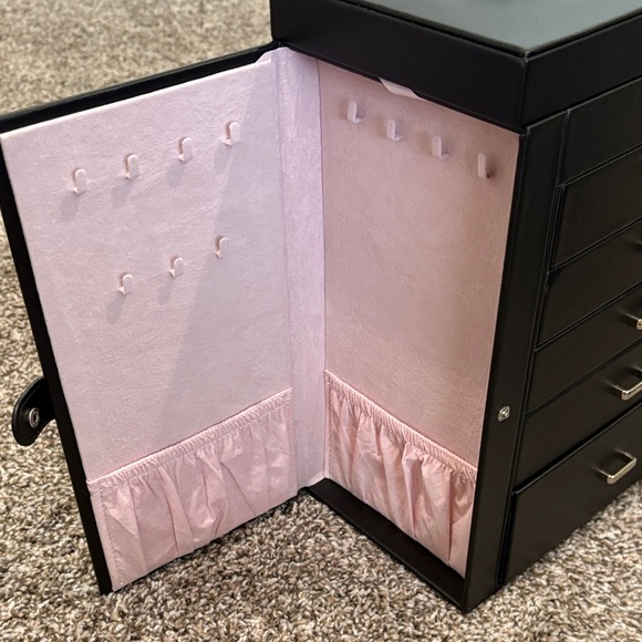 Gorgeous Black Jewelry Organizer Box locking w/ anti-tarnish lining - Picture 9 of 12